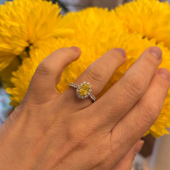 Fancy Intense Yellow Diamond Ring - Picture 3 of 9